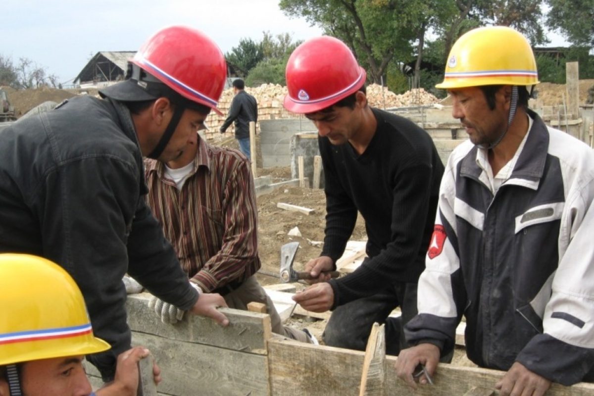 Работа на таджикском. Узбеки на стройке. Узбекские рабочие. Трудовые мигранты Узбекистан. Узбеки строят дом.