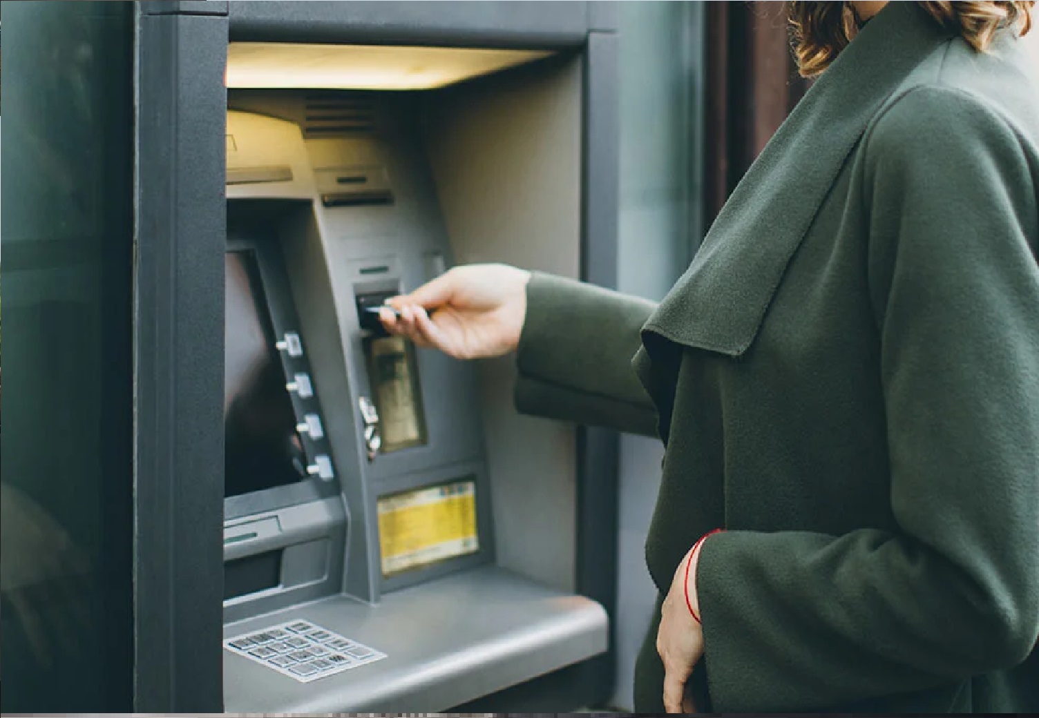 Люди снимают деньги со счетов. Банкомат деньги. Женщина у банкомата. Девушка возле банкомата. Деньги женщина Банкомат мошенники.