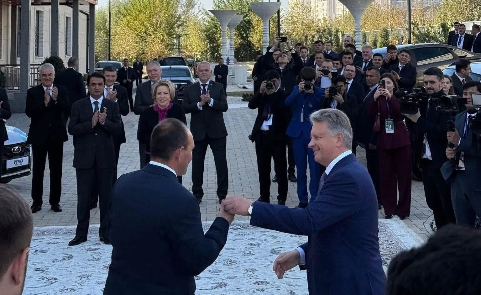 Рустами Эмомали и Валентина Матвиенко подарили автомобиль таджикскому учителю